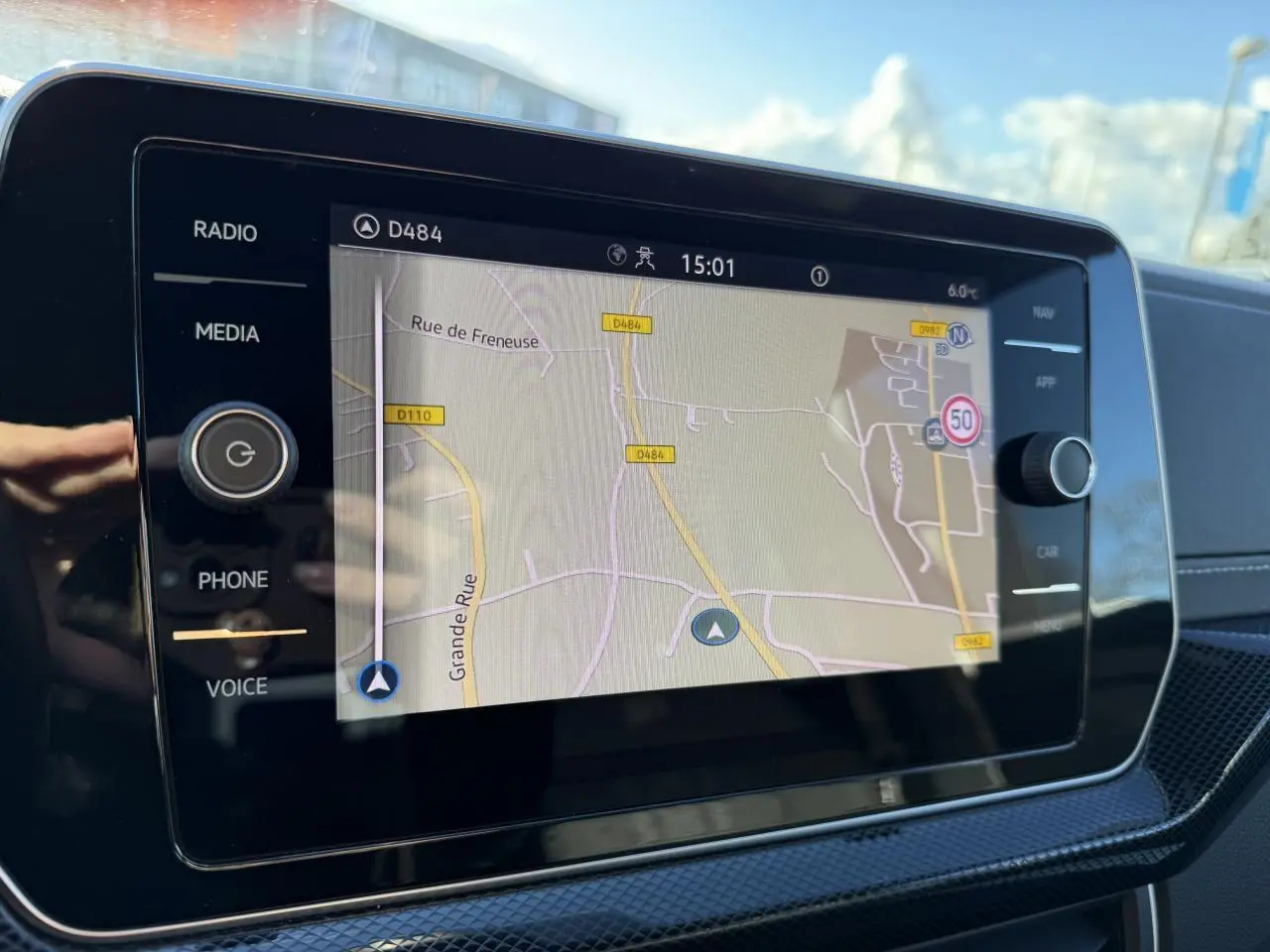 Écran tactile central du système de navigation Discover Media du Volkswagen T-Cross R-Line Edition 2025, intérieur noir.