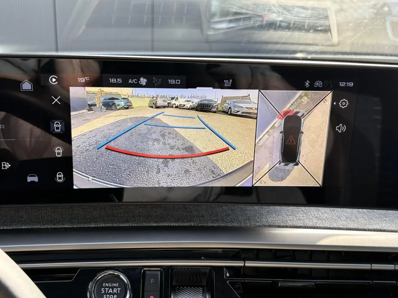 Vue intérieure sur l’écran du Peugeot 3008 Hybrid blanc, affichant la caméra de recul et la vision 360° du véhicule.