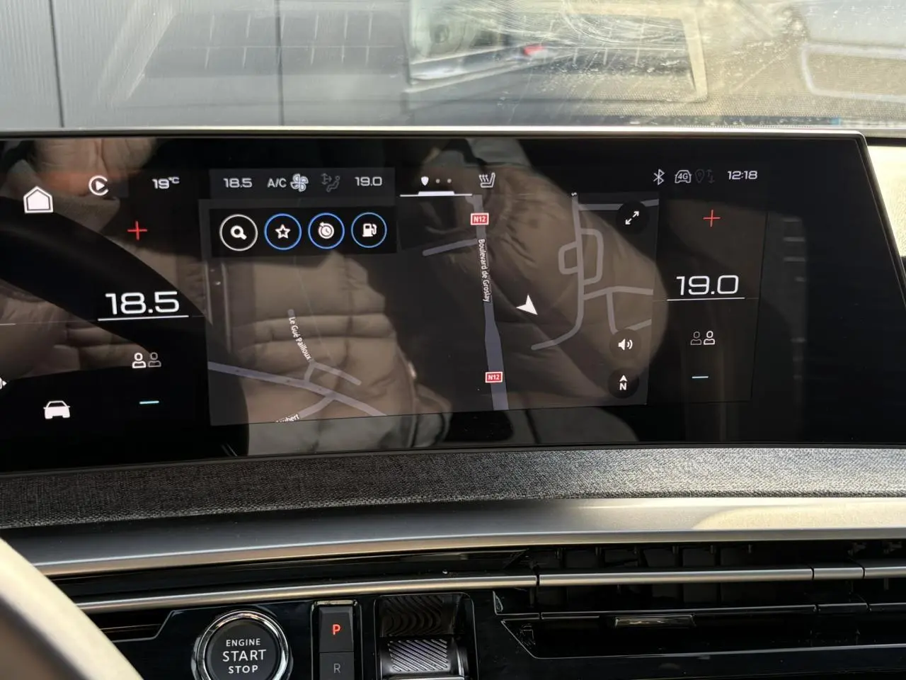 Écran tactile panoramique du tableau de bord du Peugeot 3008 Hybrid blanc, affichant la navigation GPS.