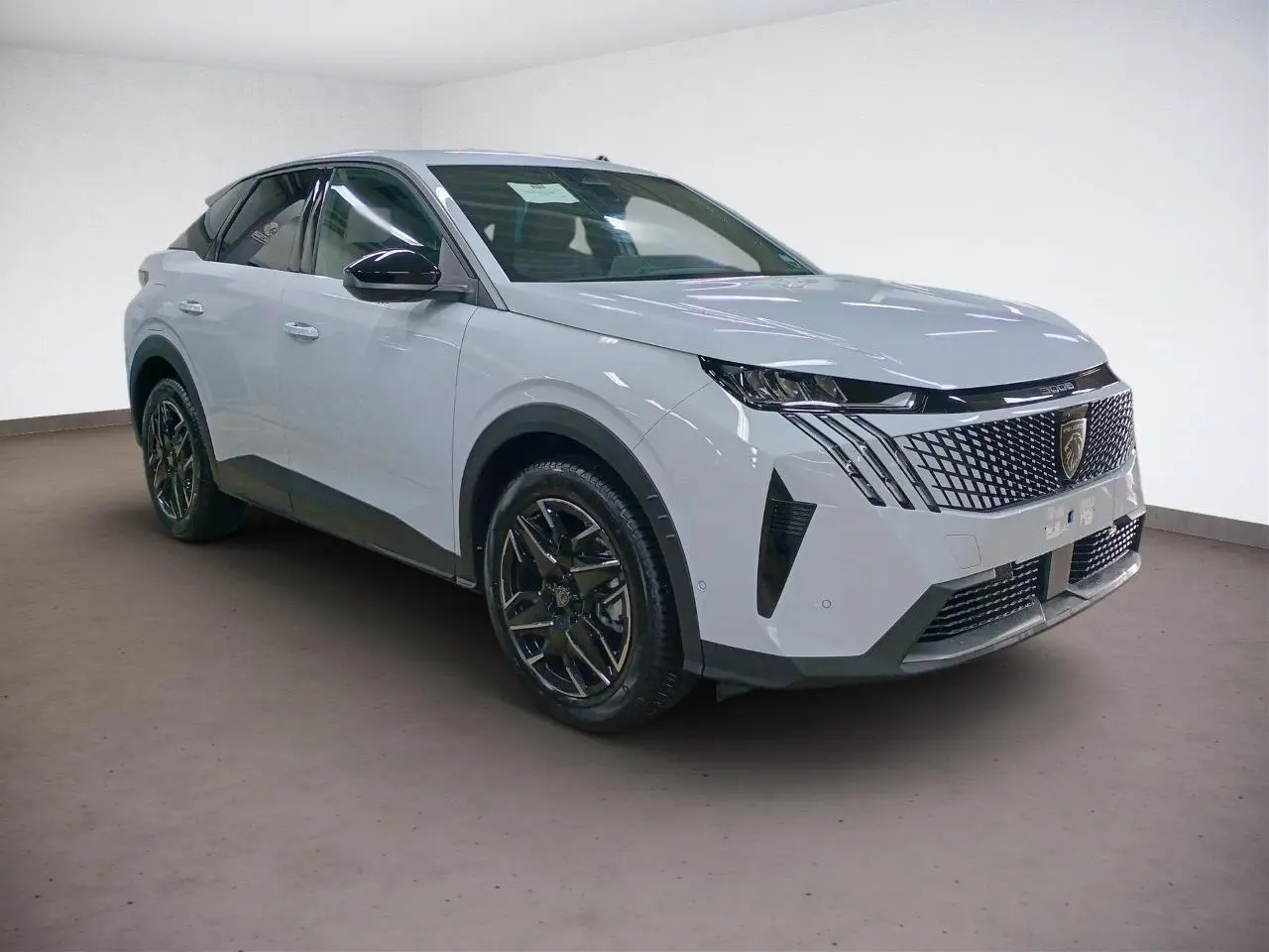 Peugeot 3008 Hybrid blanc Okenite vue 3/4 avant avec calandre distinctive et jantes alliage noires.