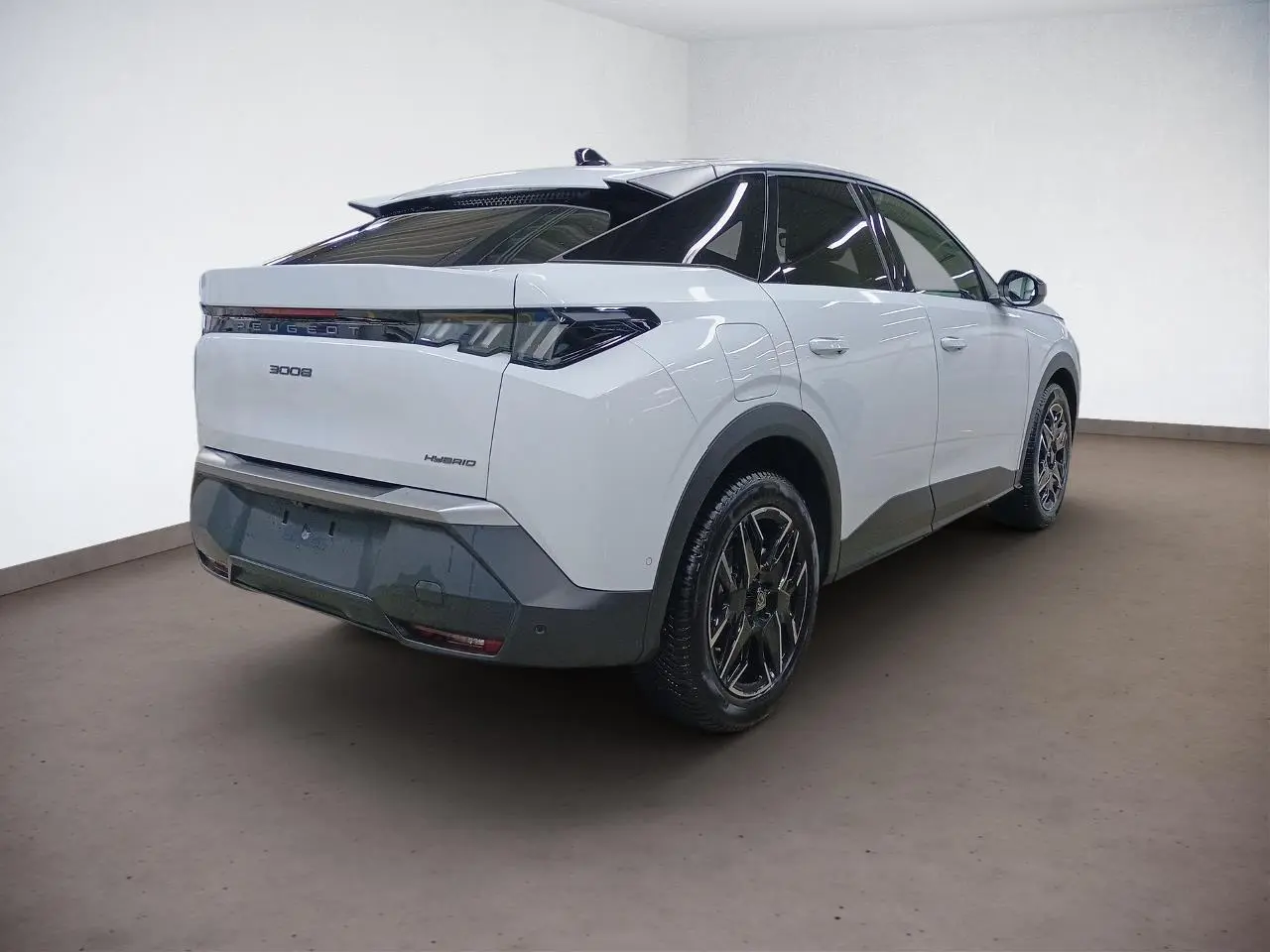 Vue 3/4 arrière droite d'un Peugeot 3008 Hybrid blanc Okenite avec jantes alliage noires et toit noir contrasté.