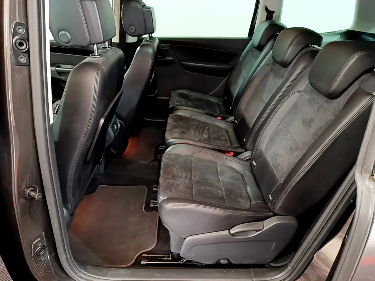 Vue latérale intérieure montrant les sièges arrière individuels en cuir noir du Volkswagen Sharan marron 2017.