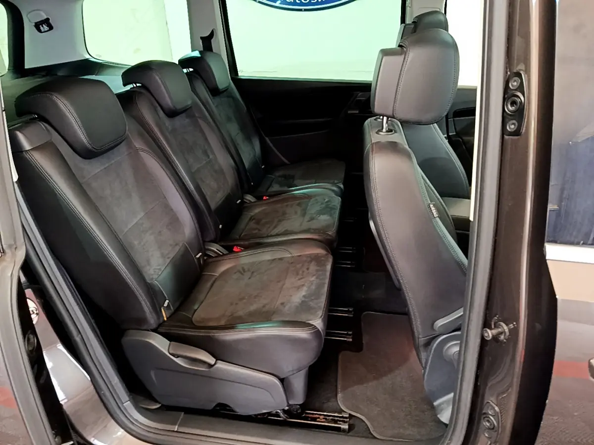 Vue intérieure côté gauche montrant les sièges arrière individuels en cuir et alcantara du Volkswagen Sharan marron.