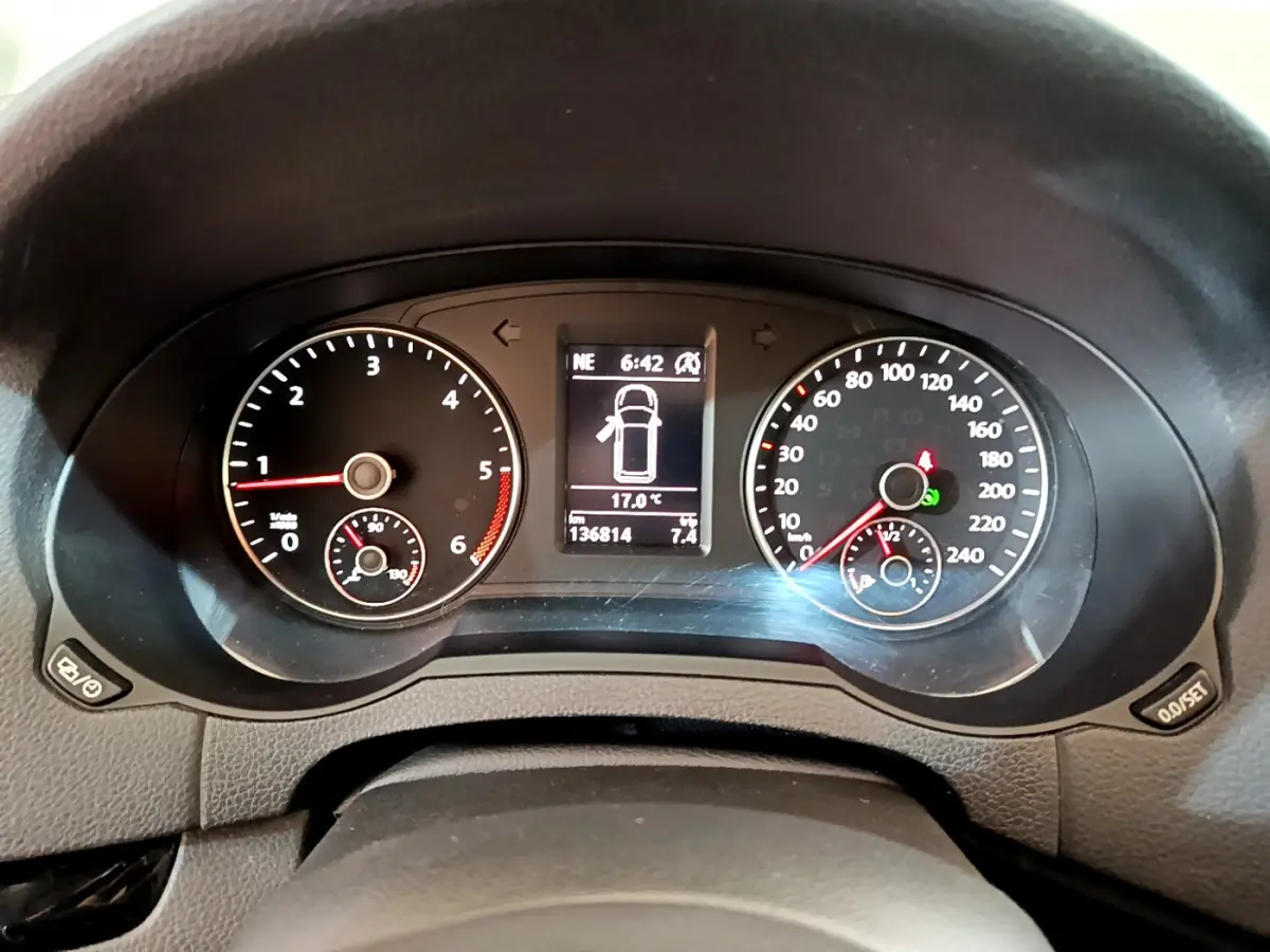 Vue rapprochée du tableau de bord de la Volkswagen Sharan 2017, affichage digital central avec compte-tours et vitesse.