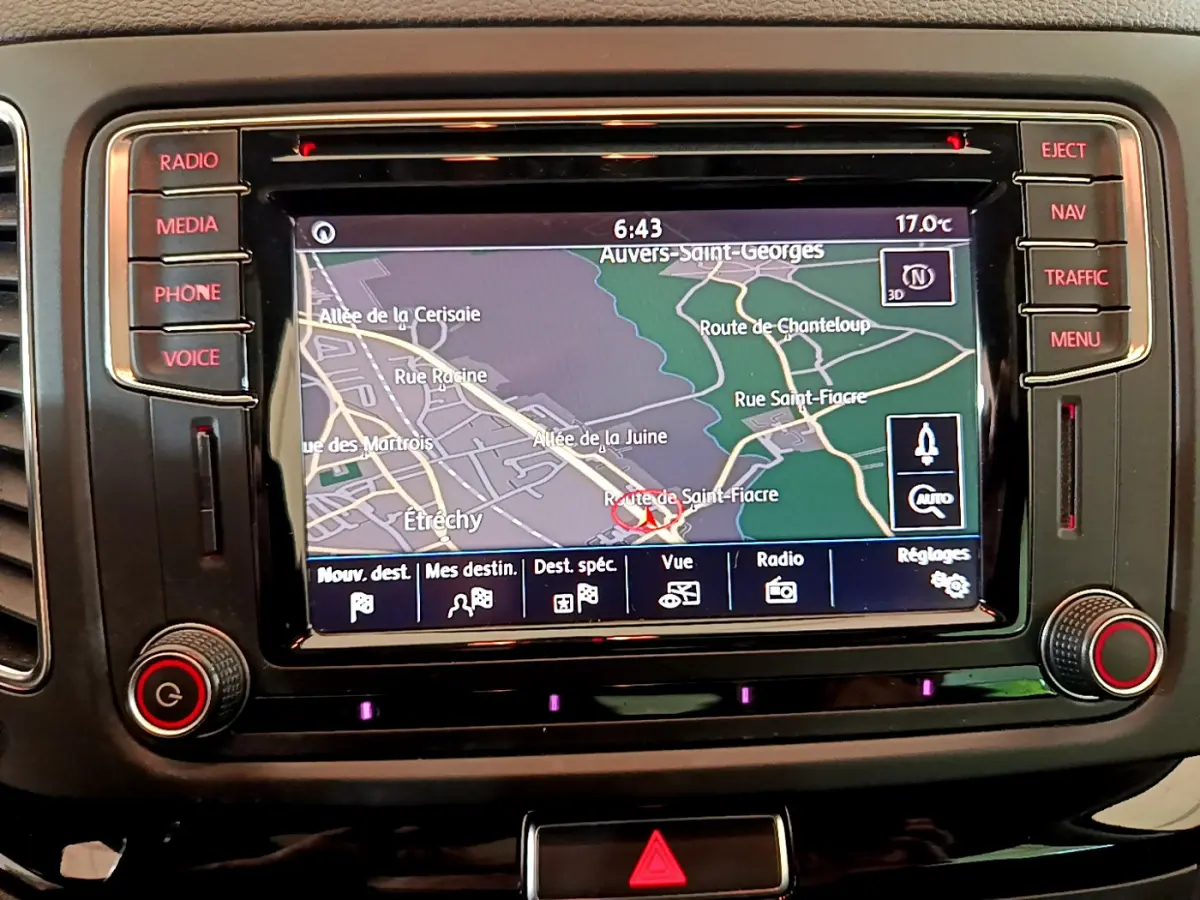 Vue rapprochée de l’écran tactile de navigation 6,5 pouces du Volkswagen Sharan 2017, avec cartes et boutons latéraux visibles.