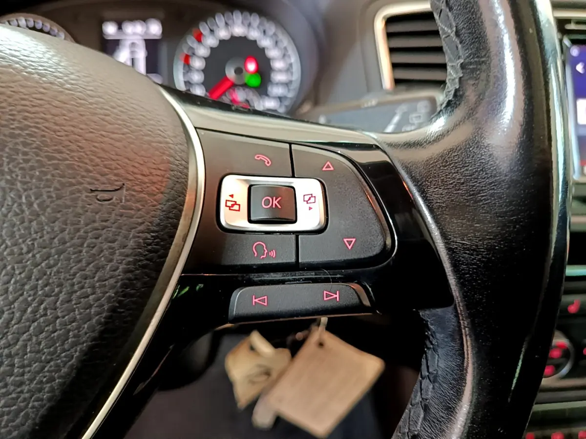 Gros plan sur les commandes multifonctions à droite du volant cuir noir du Volkswagen Sharan 2017.