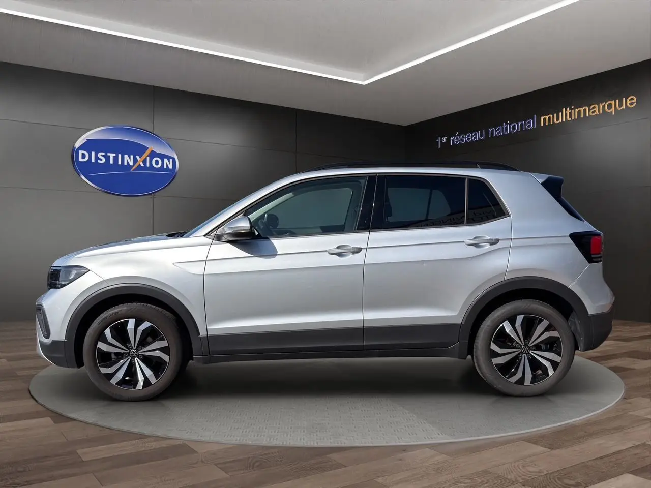Vue profil droit du Volkswagen T-Cross 2025 en reflet argent avec jantes alliage 17 pouces et vitres arrière surteintées.