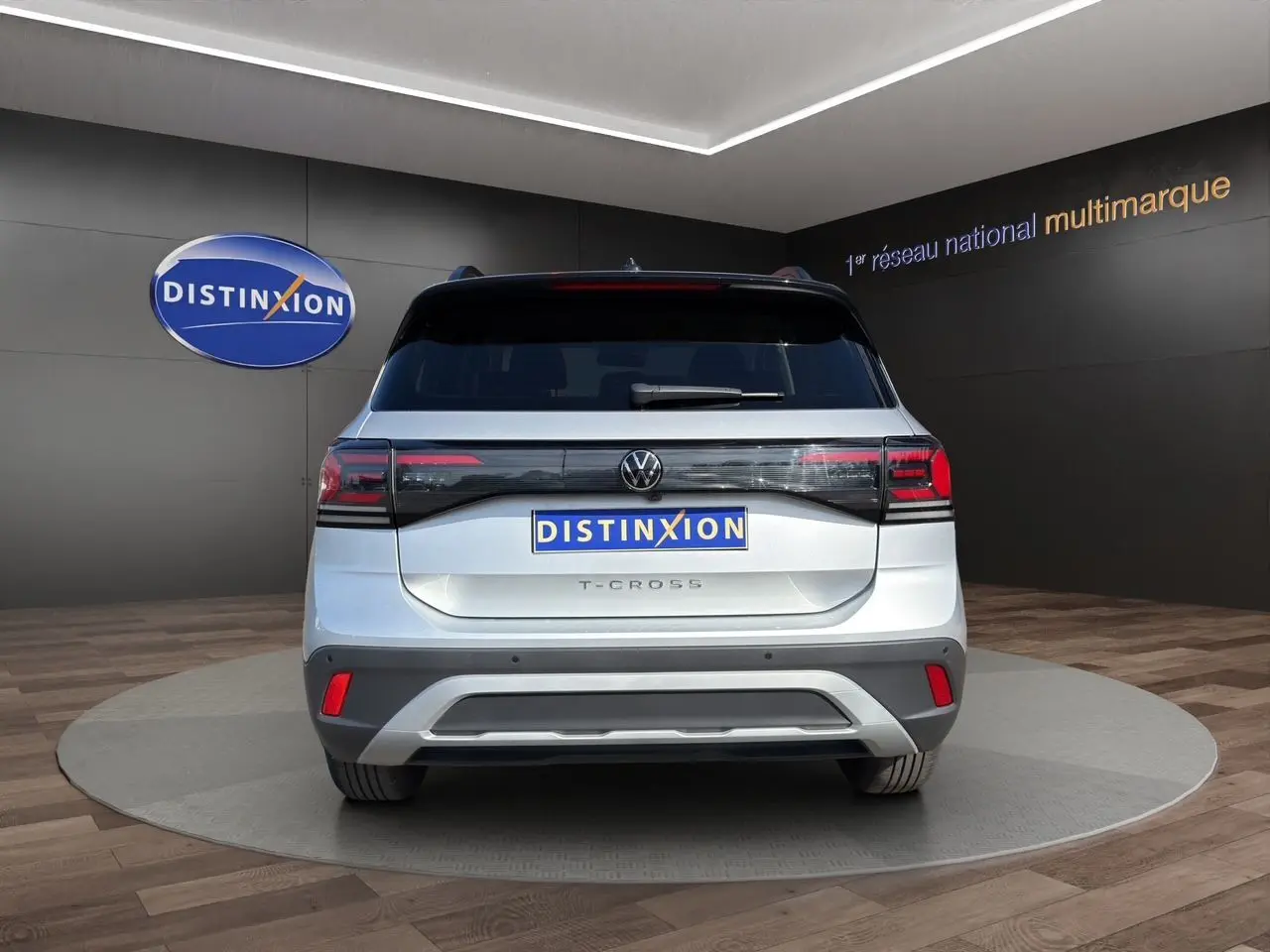 Vue arrière d'un Volkswagen T-Cross 2025 couleur reflet d'argent avec toit noir et feux LED distinctifs.
