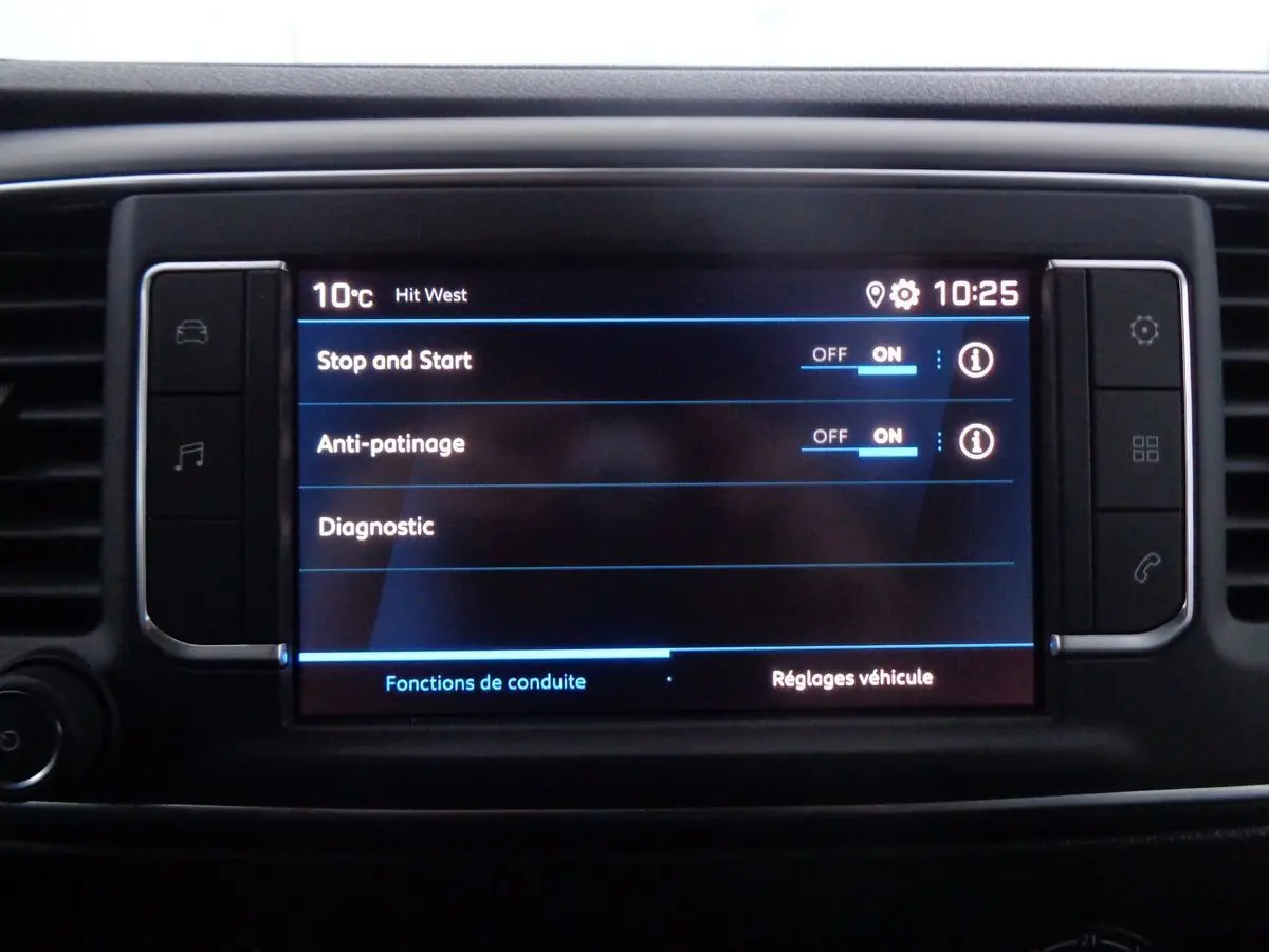 Écran tactile central du Peugeot Expert Fourgon noir 2022 affichant les réglages Stop and Start et Anti-patinage activés.