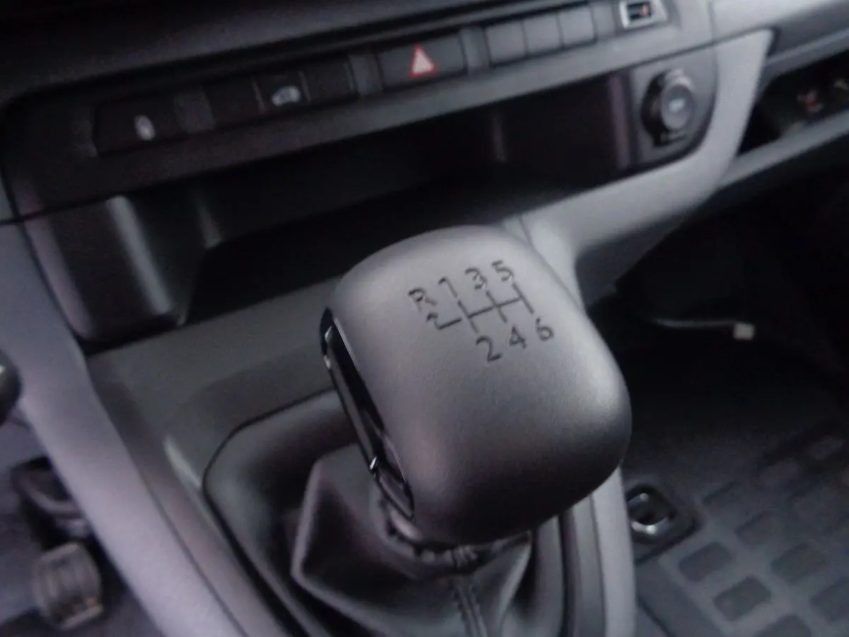 Le levier de vitesses manuel noir du Peugeot Expert Fourgon 2022, vue rapprochée de la console centrale.