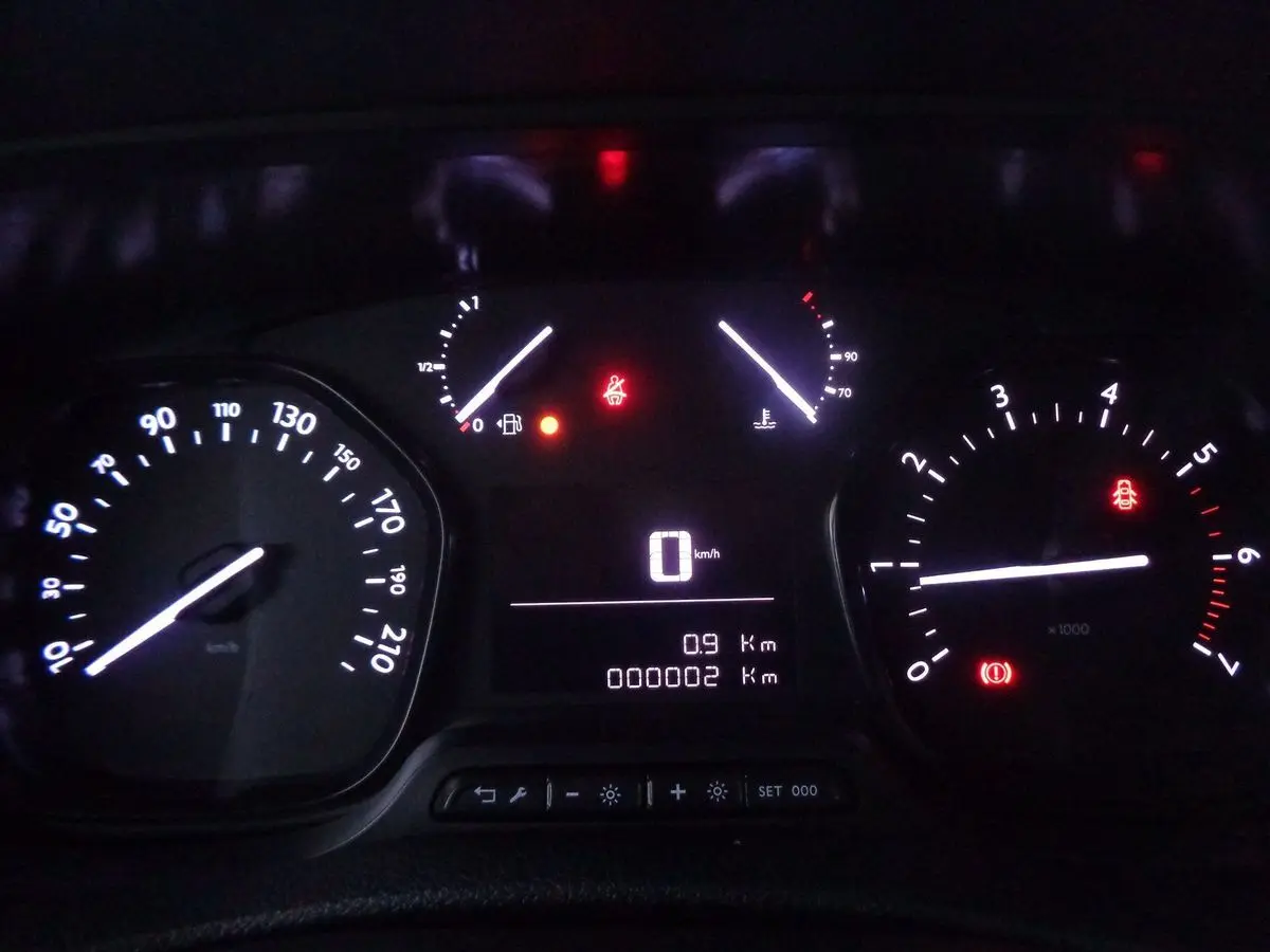 Tableau de bord éclairé du Peugeot Expert Fourgon noir 2022, affichant 2 km et voyants d'alerte allumés.