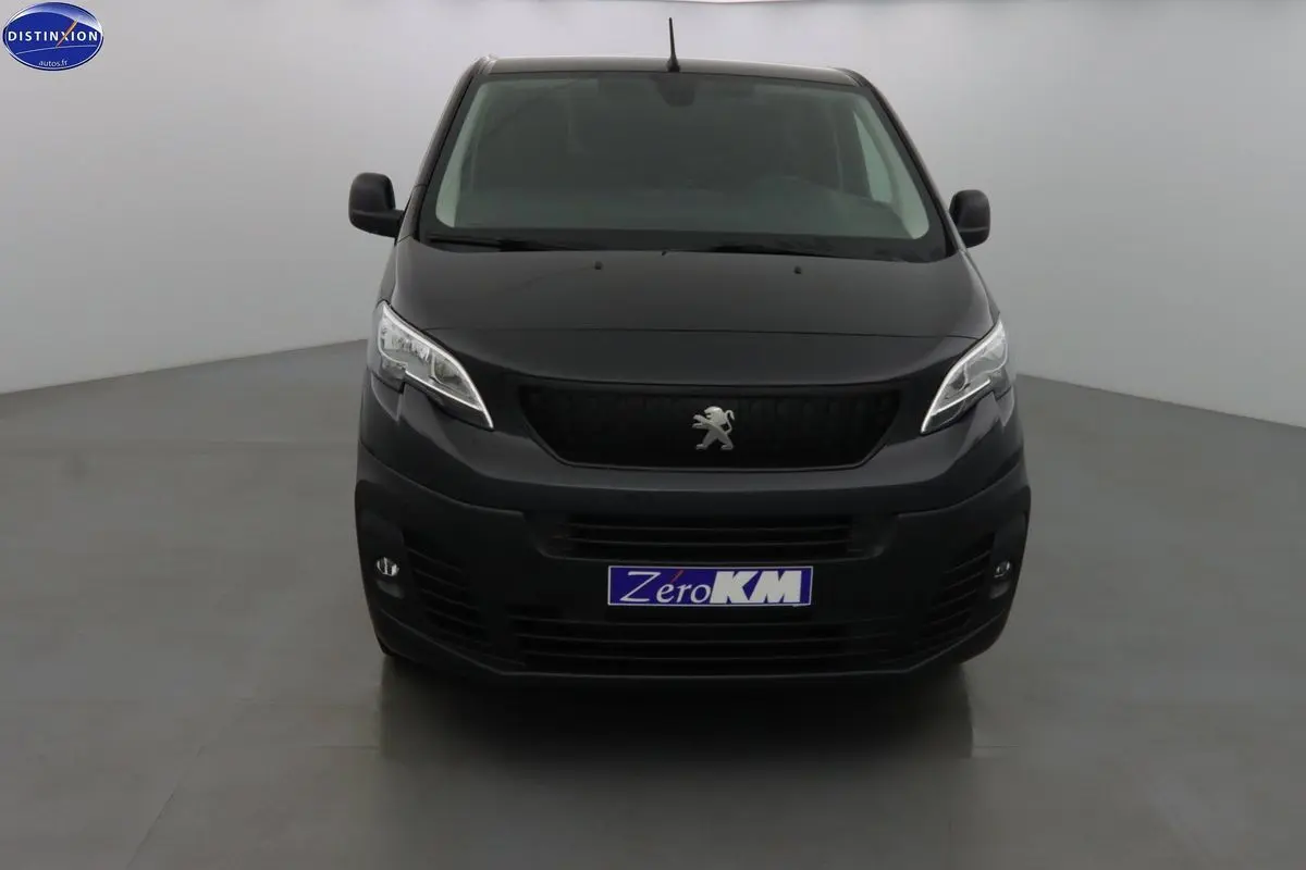 Vue frontale d'un Peugeot Expert Fourgon noir 2022 avec logo lion et plaque "Zéro KM" sur fond neutre.