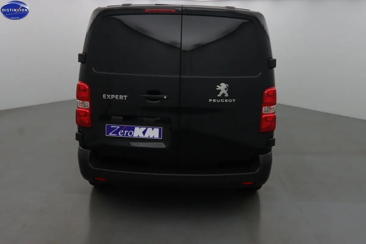 Vue arrière d'un Peugeot Expert Fourgon noir 2022 avec portes battantes et feux rouges visibles.