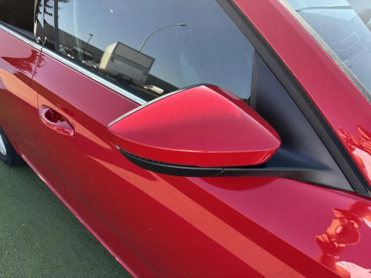 Rétroviseur côté gauche rouge Velvet Metal de la Skoda Scala 2024, vue rapprochée sur la portière avant.