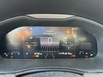 Affichage numérique du tableau de bord du Skoda Scala 2024 montrant la vitesse, la température et les alertes moteur en fonctionnement