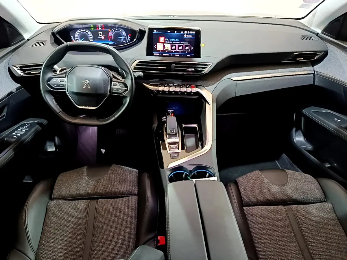 Intérieur Peugeot 3008 2020 vu de face, tableau de bord moderne avec écran tactile central et volant cuir multifonctions.