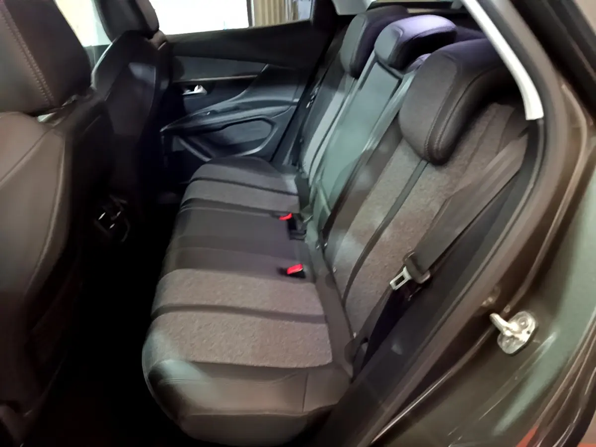 Vue intérieure côté droit sur la banquette arrière bi-matière gris et noir du Peugeot 3008 gris clair 2020.