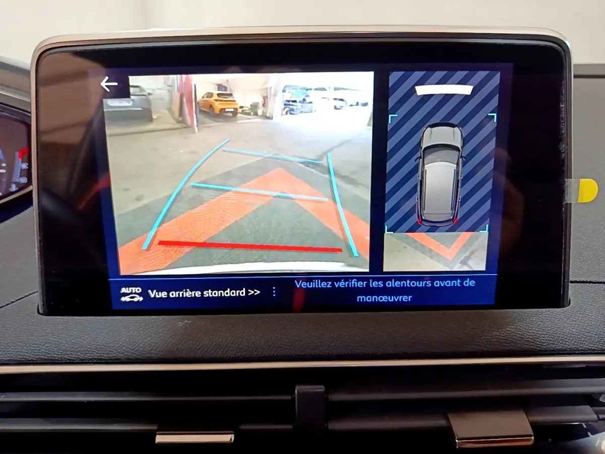 Écran tactile intérieur du Peugeot 3008 montrant la caméra de recul avec guidage et vue 360° du véhicule gris clair.