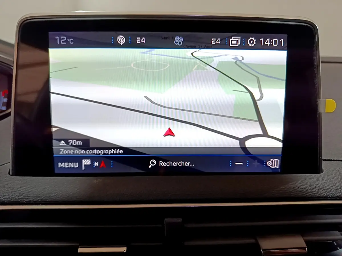 Écran tactile de navigation 8 pouces du tableau de bord du Peugeot 3008 gris clair, affichant une carte en zone non cartographiée.
