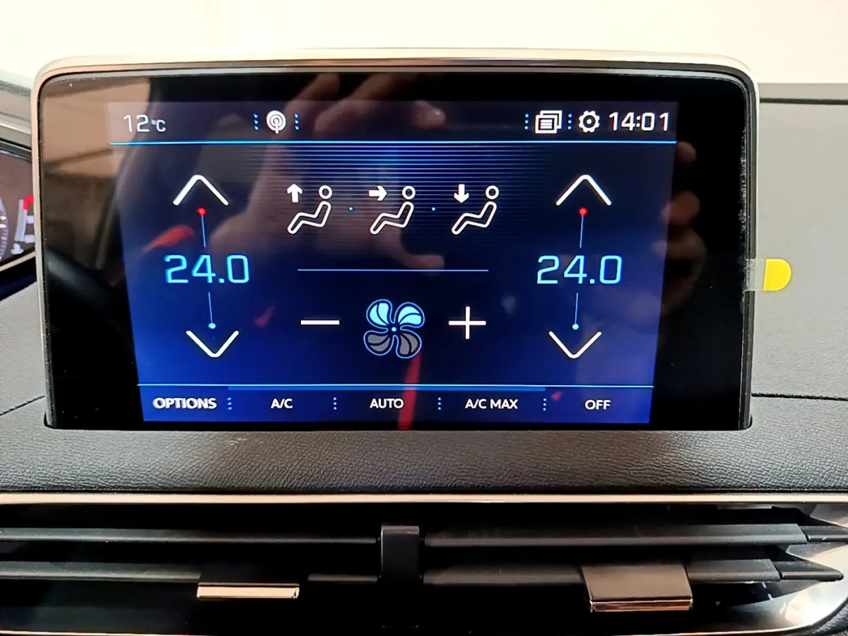 Écran tactile central du tableau de bord du Peugeot 3008 gris clair, affichant la climatisation à 24°C en mode automatique.