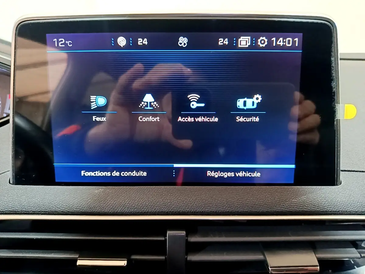 Écran tactile central affichant les réglages du véhicule dans un Peugeot 3008 gris clair, vue intérieure frontale.