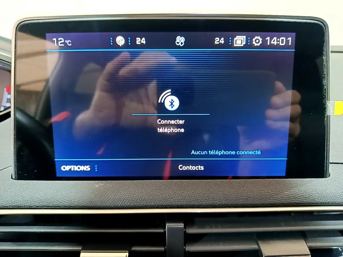Écran tactile central du Peugeot 3008 gris clair 2020 affichant la connexion Bluetooth téléphone en attente.