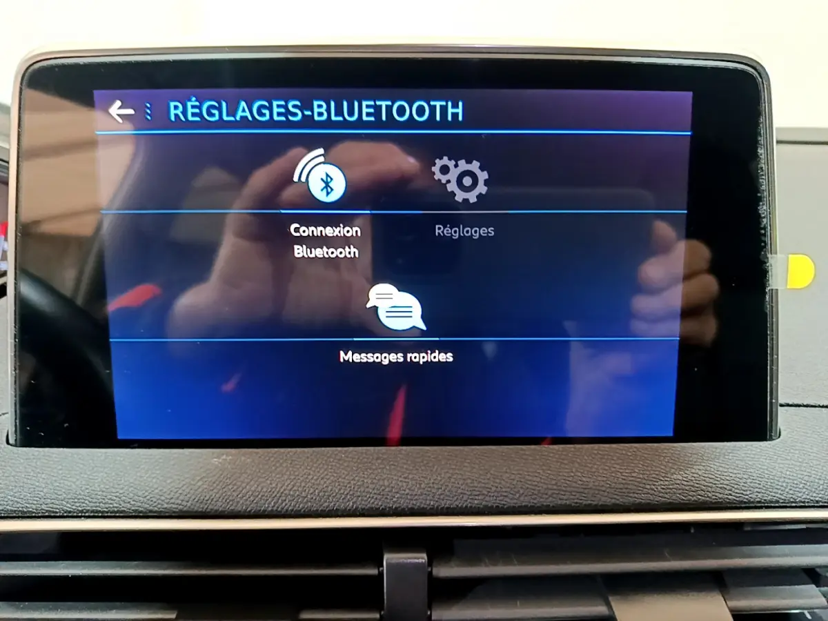 Écran tactile central du tableau de bord du Peugeot 3008 gris clair affichant les réglages Bluetooth.