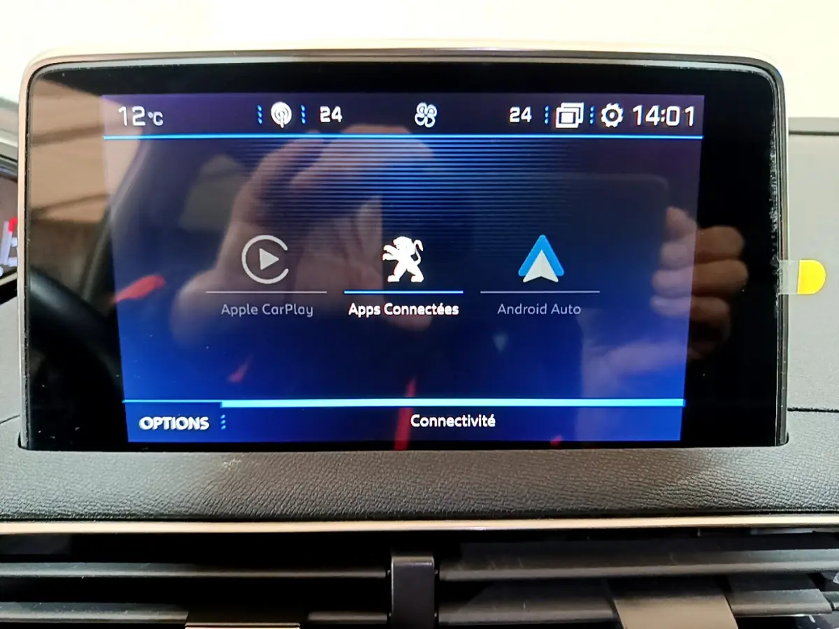 Écran tactile central du tableau de bord du Peugeot 3008 gris clair, affichant Apple CarPlay et Android Auto.