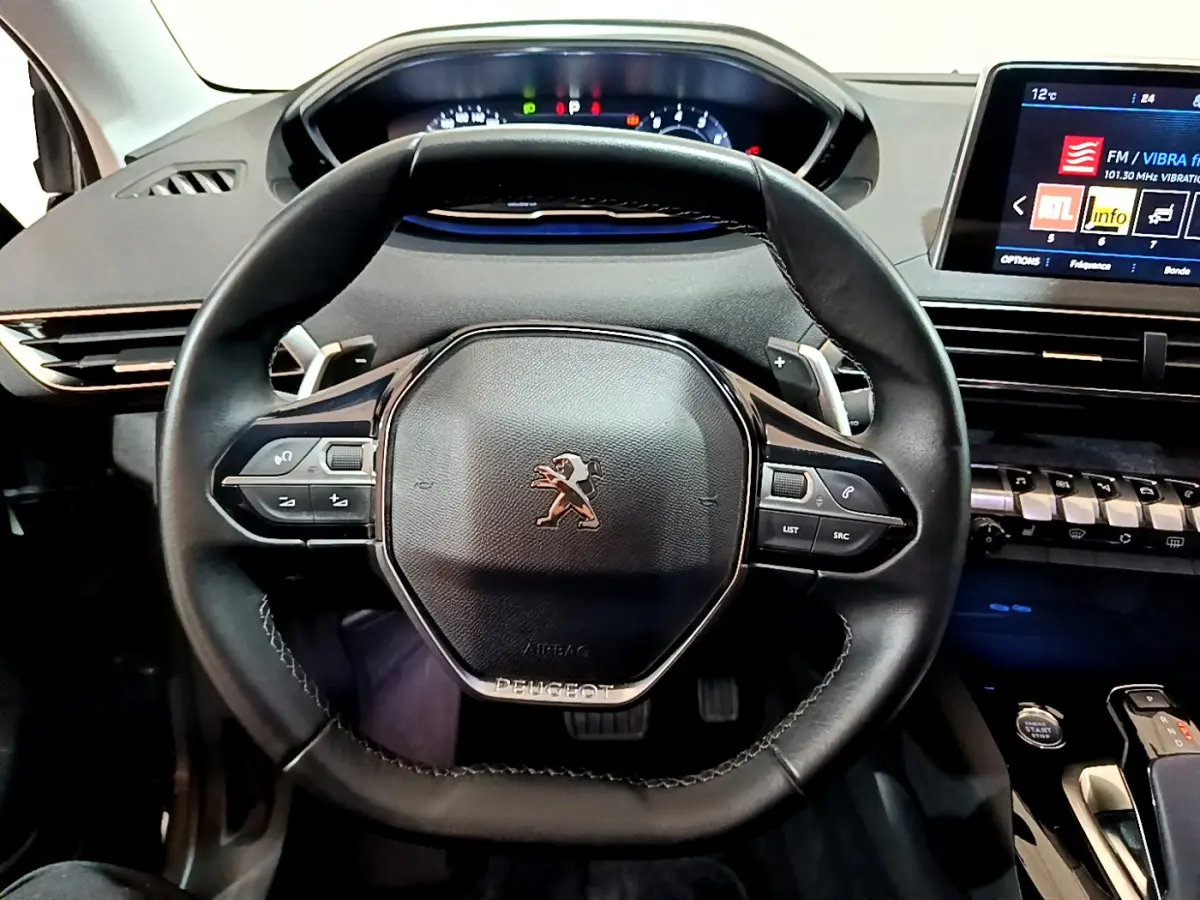 Volant cuir noir avec logo Peugeot, tableau de bord numérique et écran tactile 8 pouces du Peugeot 3008 gris clair 2020.