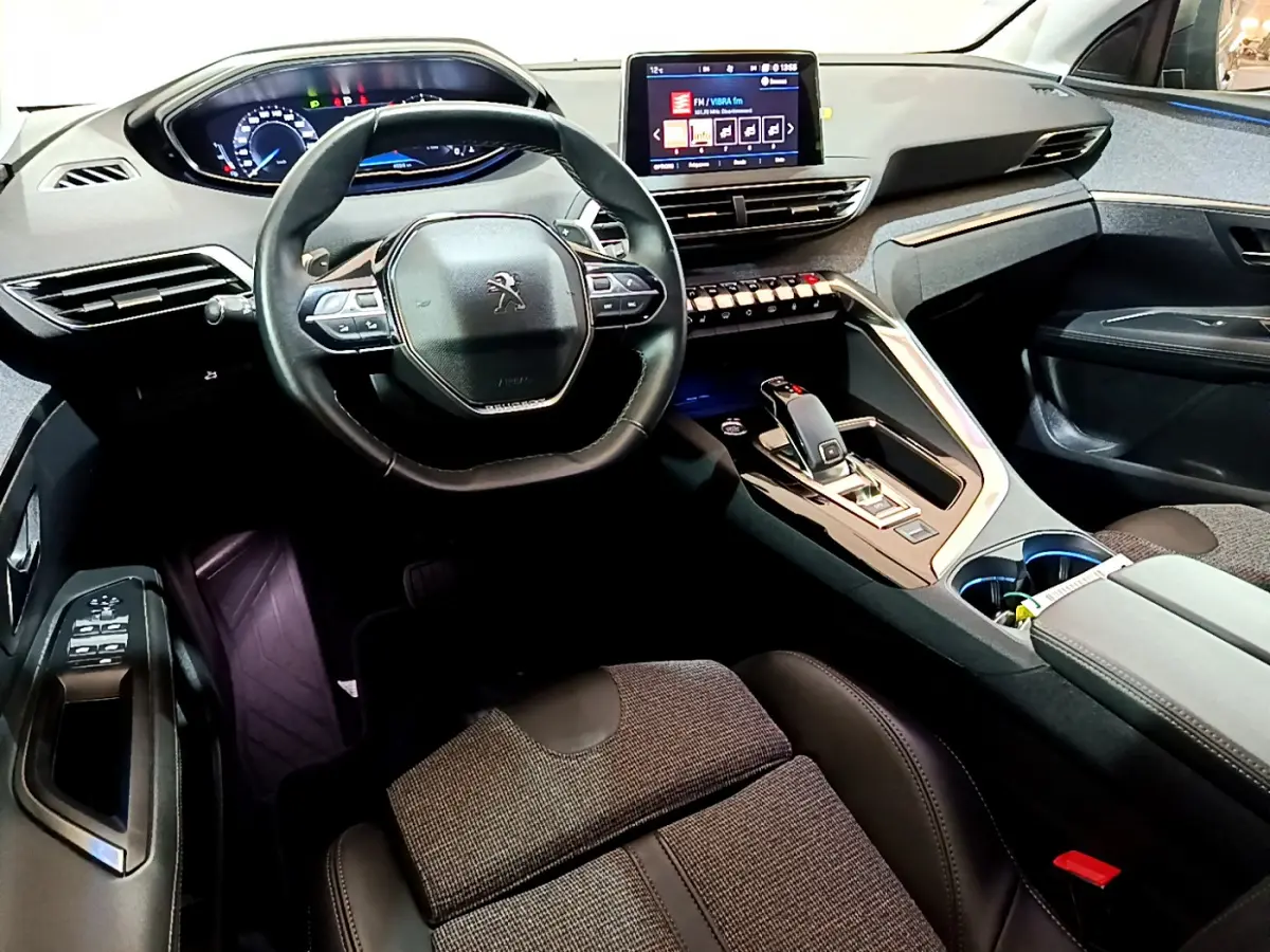 Intérieur du Peugeot 3008 2020 vue côté conducteur, volant cuir, écran tactile central et tableau de bord numérique.