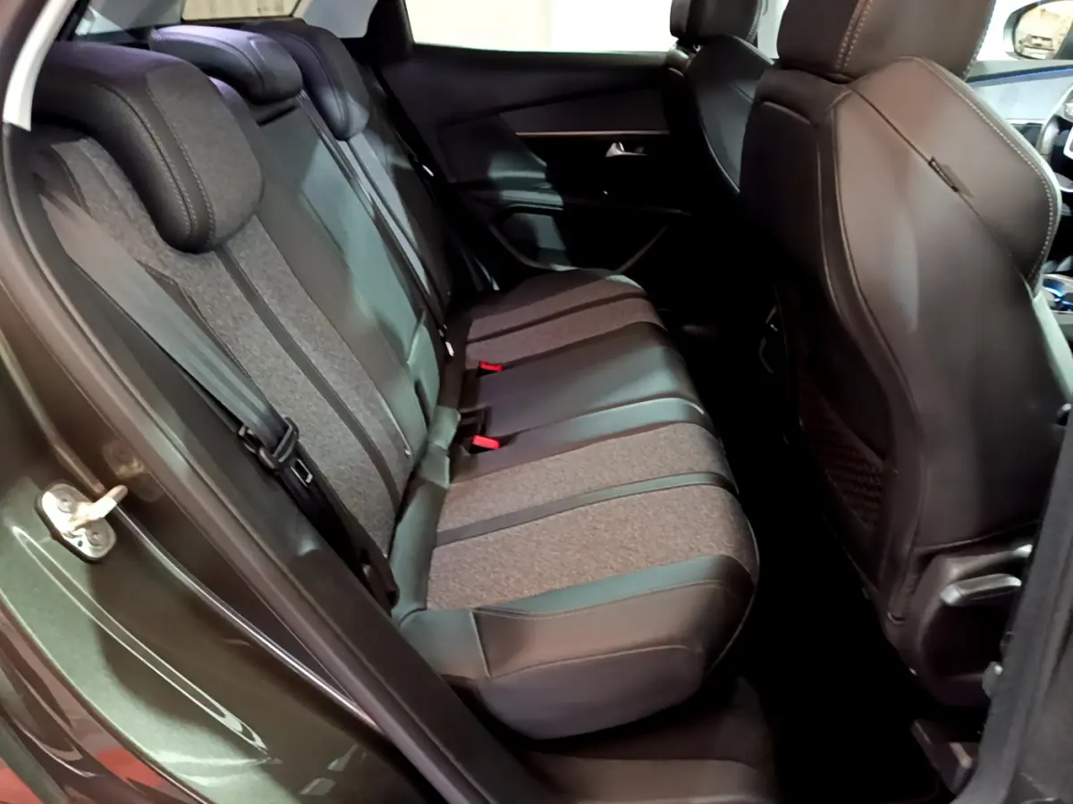 Vue intérieure côté gauche sur la banquette arrière bi-matière cuir et tissu du Peugeot 3008 gris clair de 2020