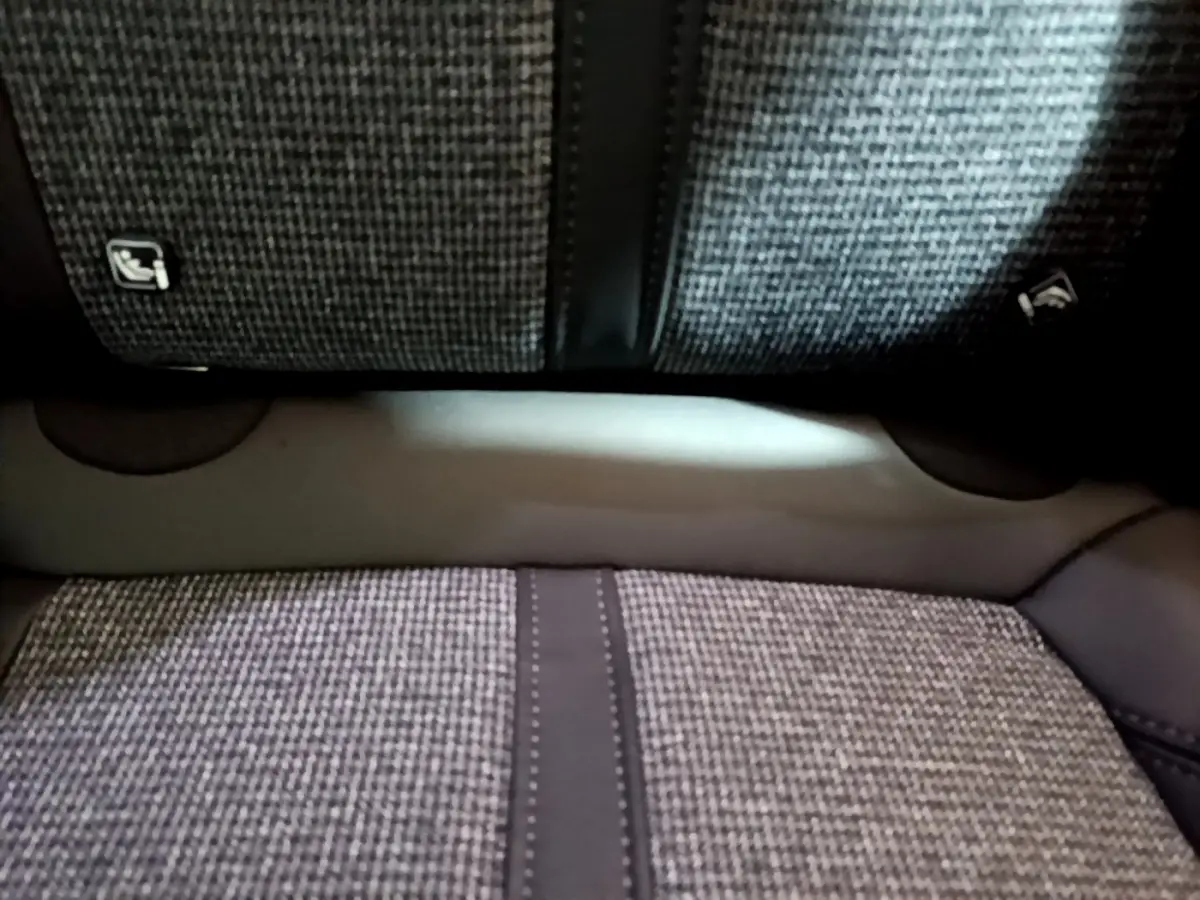 Gros plan sur la banquette arrière en tissu gris et cuir noir du Peugeot 3008 Puretech 130 Allure Business 2020