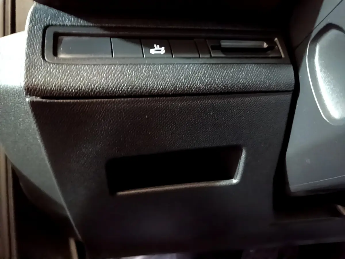 Détail intérieur montrant les commandes sous le tableau de bord du Peugeot 3008 gris clair, version Allure Business.