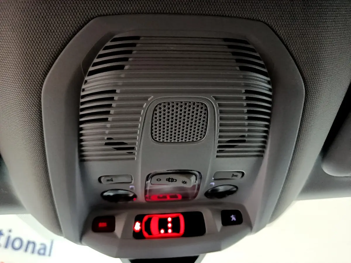 Vue en gros plan du plafonnier gris clair avec commandes et indicateur de détection de proximité du Peugeot 3008 2020.
