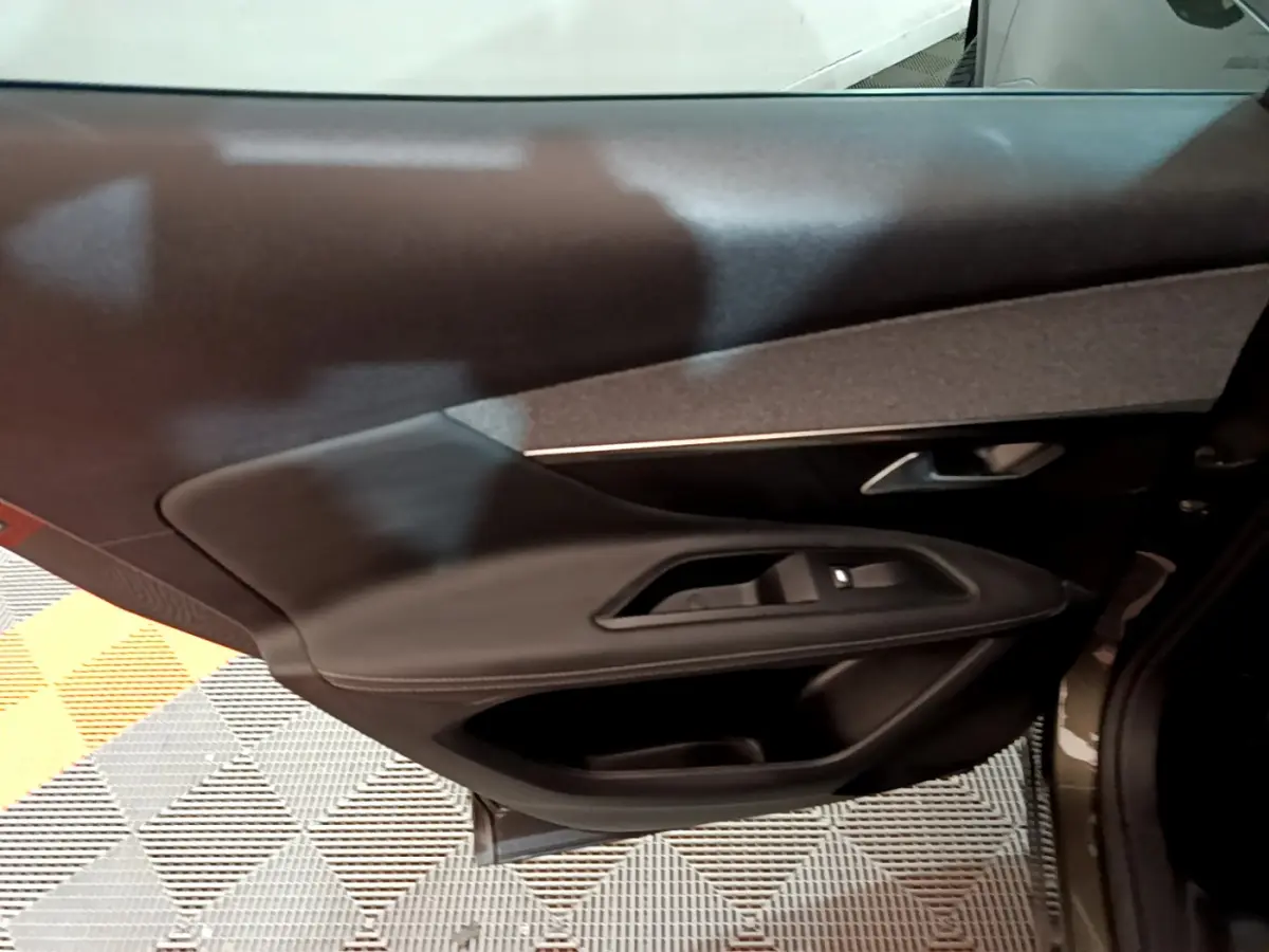 Intérieur montrant la porte côté gauche en cuir noir avec commandes des vitres du Peugeot 3008 gris clair 2020.