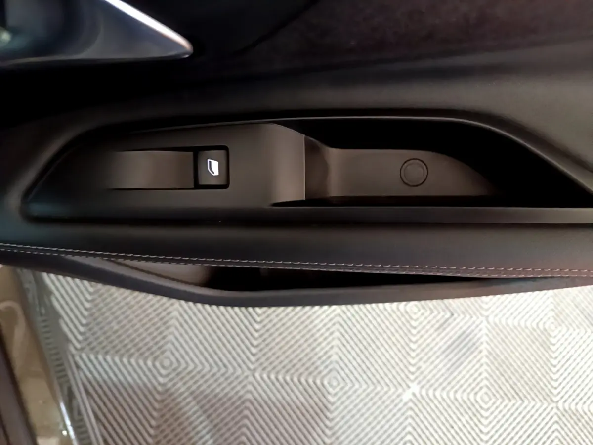 Gros plan sur la commande de lève-vitre côté conducteur du Peugeot 3008 gris clair, finition Allure Business.