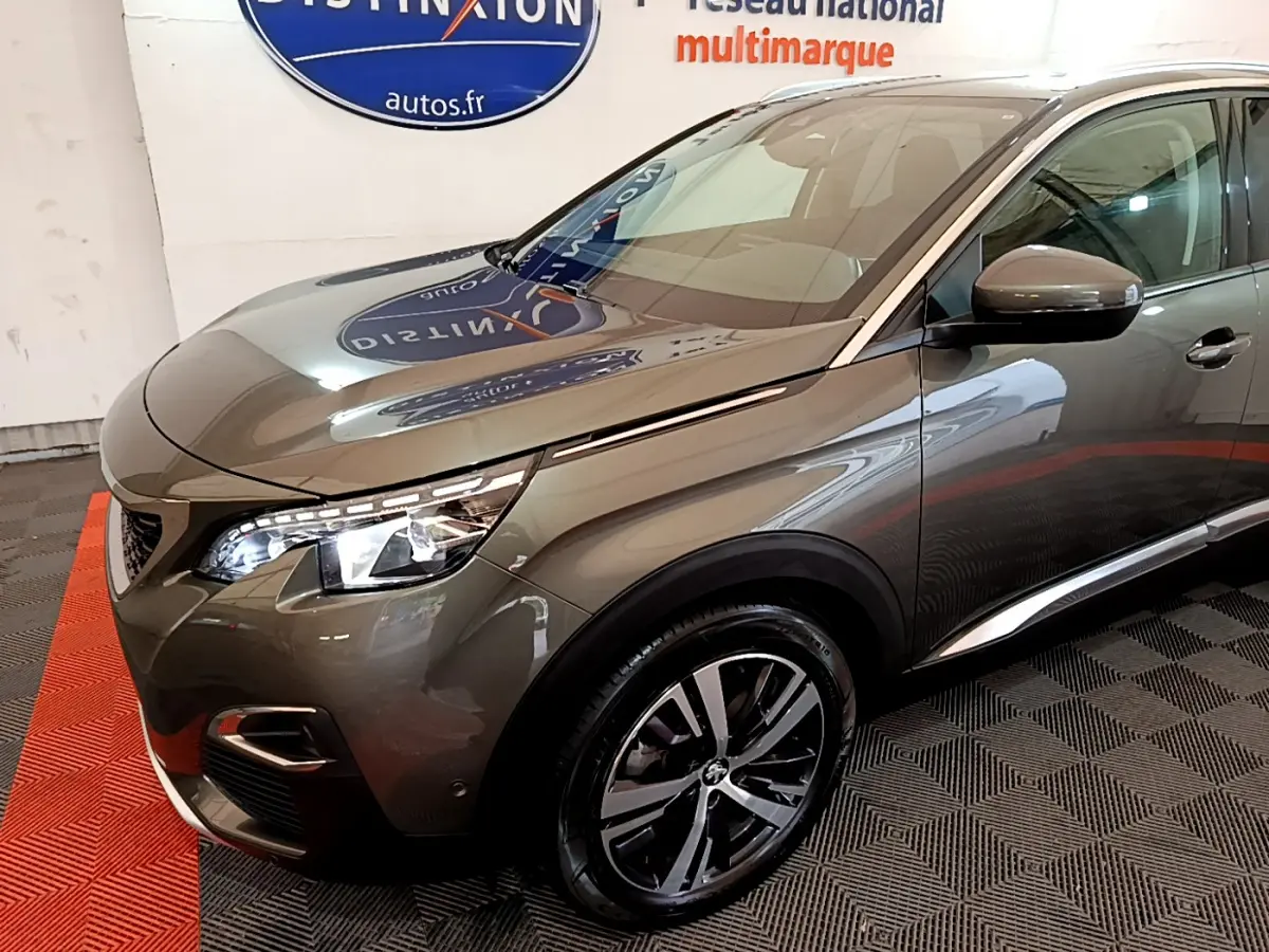 Vue 3/4 avant droit du Peugeot 3008 gris clair mettant en valeur ses phares LED et jantes alliage modernes.