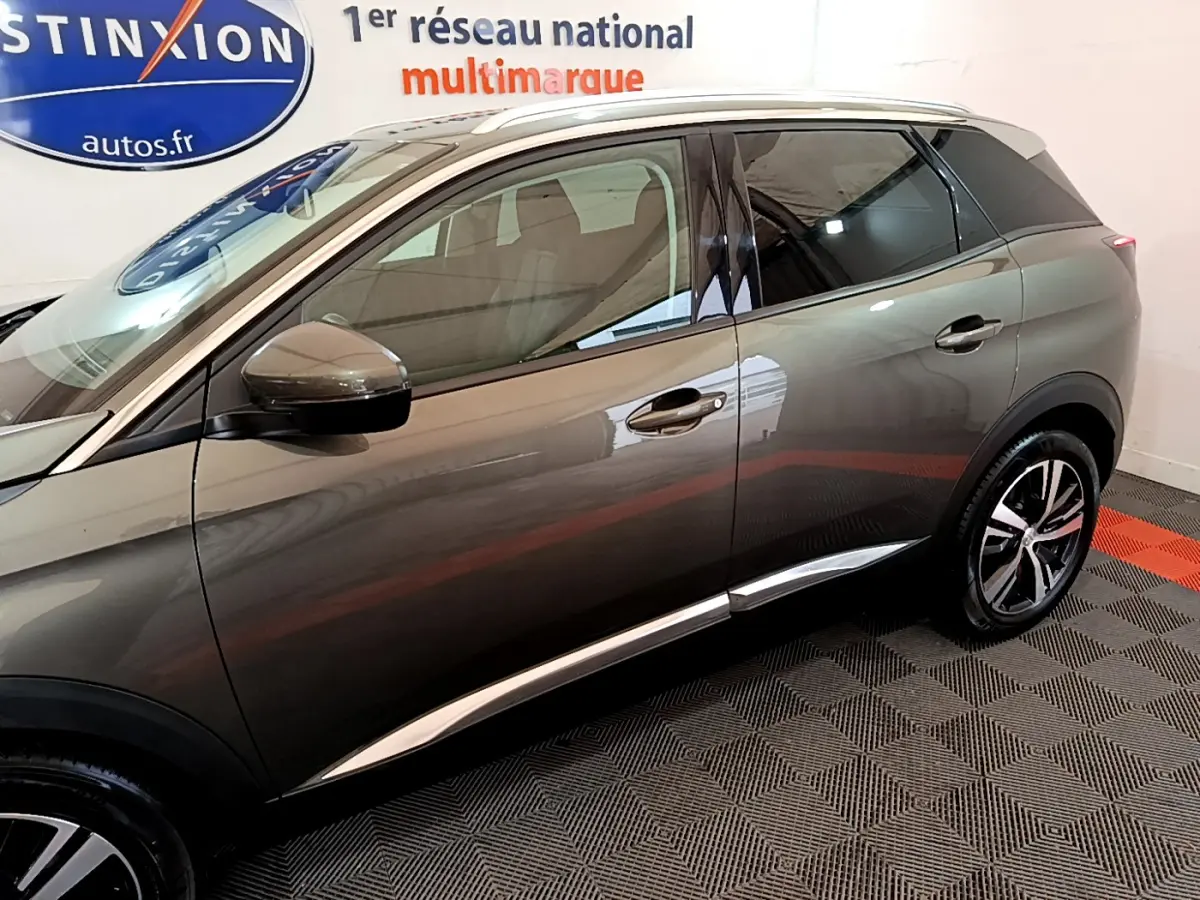 Profil côté gauche du Peugeot 3008 gris clair 2020, soulignant ses lignes modernes et ses jantes alliage distinctives.