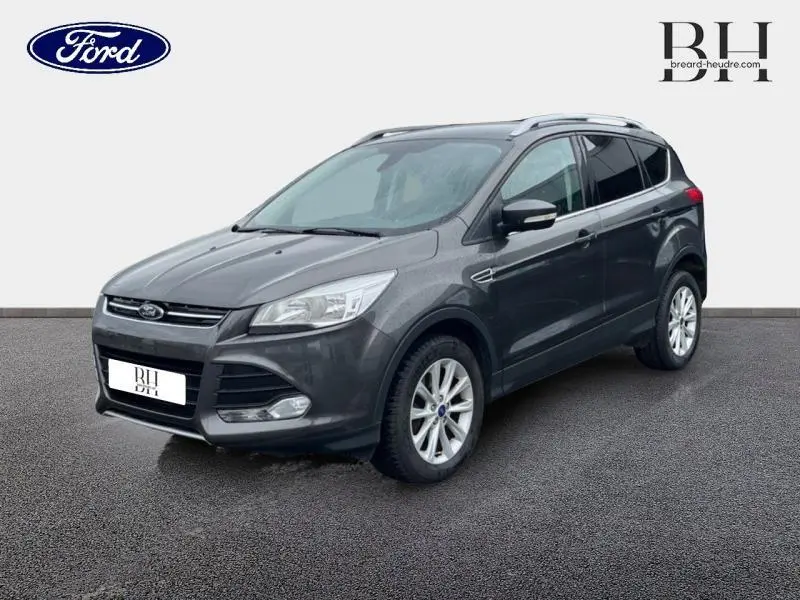Ford Kuga gris Magnetic en vue 3/4 avant droit, mettant en valeur ses jantes alu et ses lignes dynamiques.