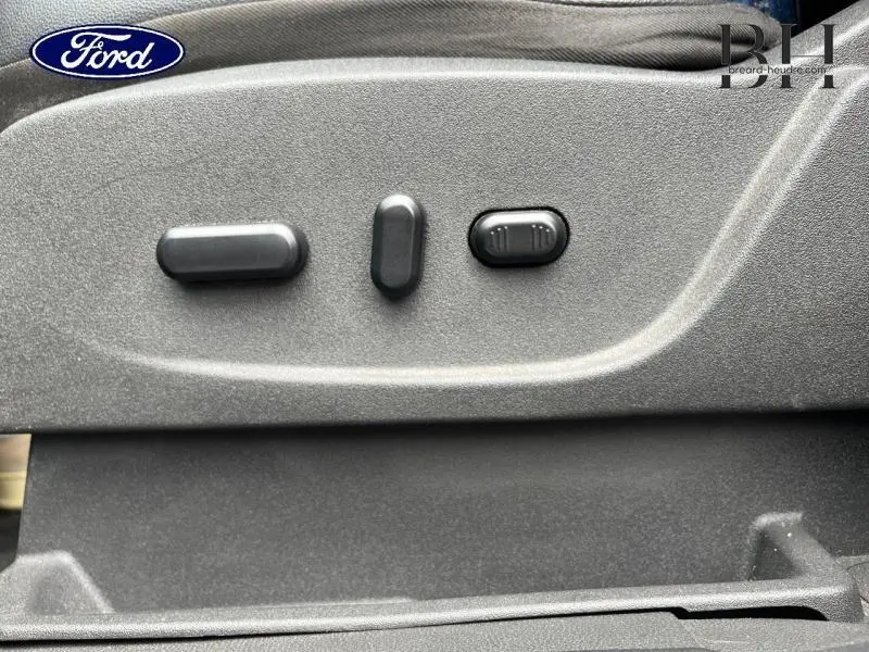 Gros plan sur les commandes électriques de réglage du siège avant du Ford Kuga gris Magnetic 2015.