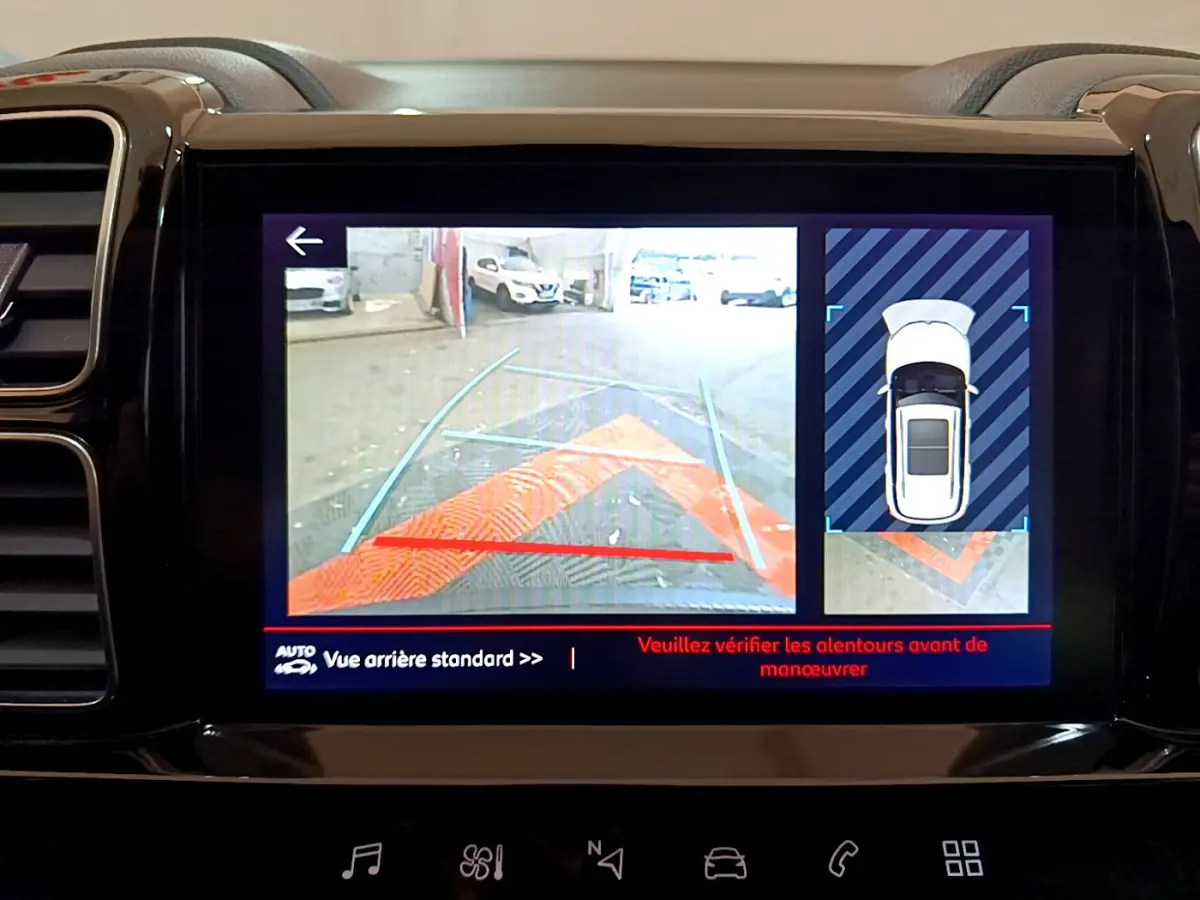 Écran tactile du tableau de bord affichant la caméra de recul et la vue 360° du Citroën C5 Aircross noir.