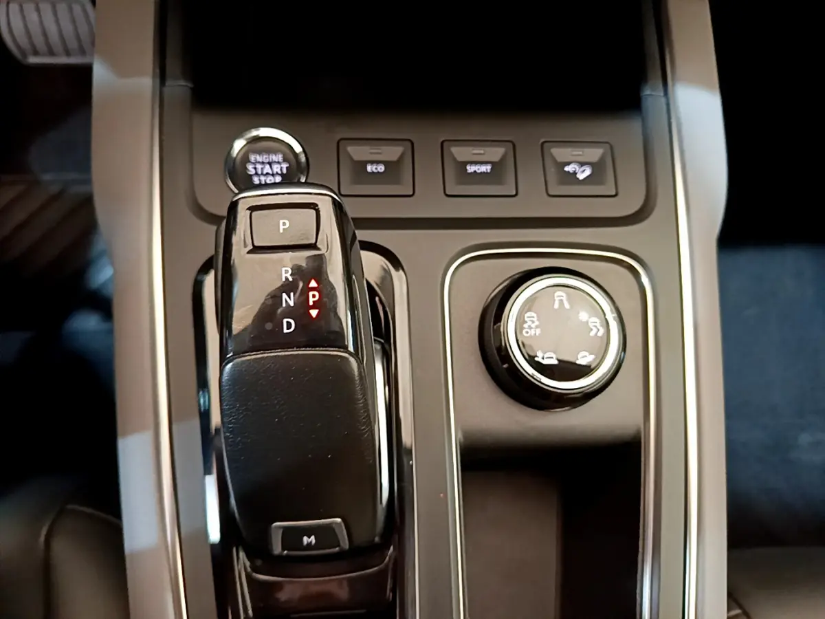 Vue rapprochée de la console centrale noire du Citroën C5 Aircross avec levier de boîte auto et boutons de modes de conduite.