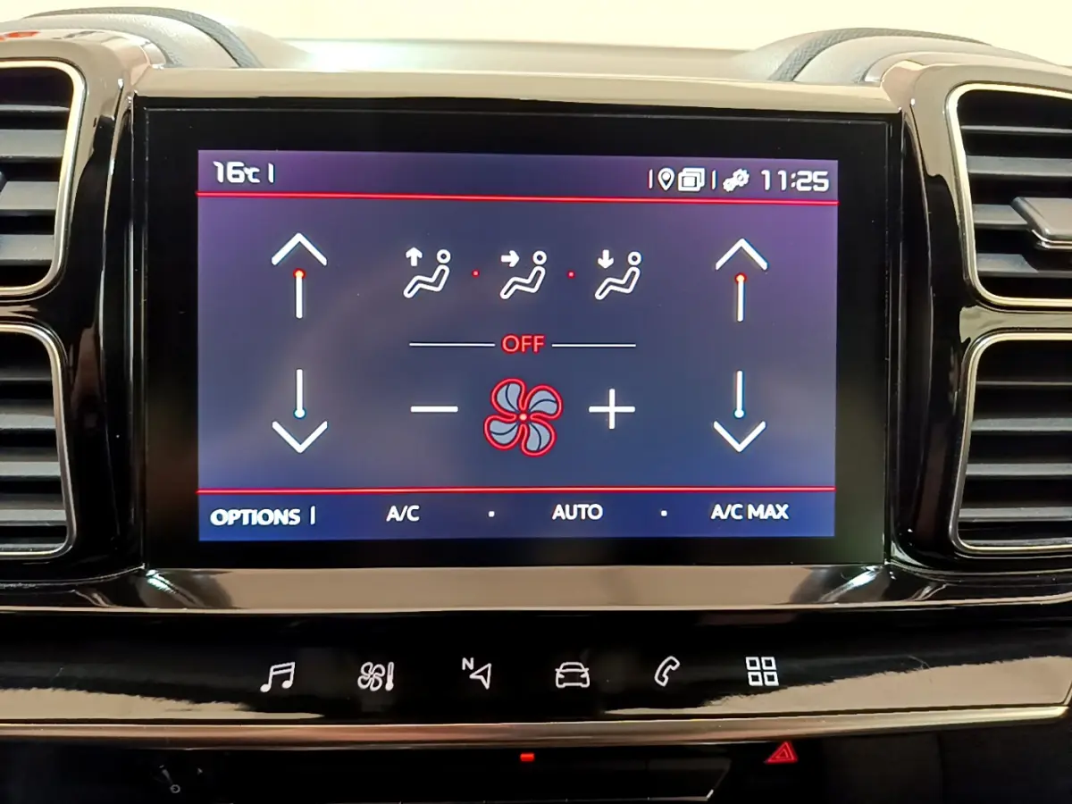Écran tactile central de la climatisation du Citroën C5 Aircross noir, affichant les réglages de ventilation éteinte.