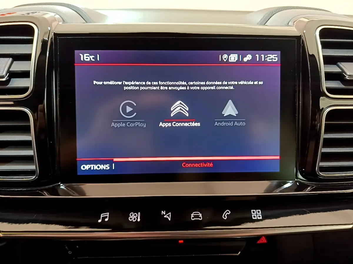 Écran tactile central du tableau de bord du Citroën C5 Aircross noir, affichant les options Apple CarPlay et Android Auto.