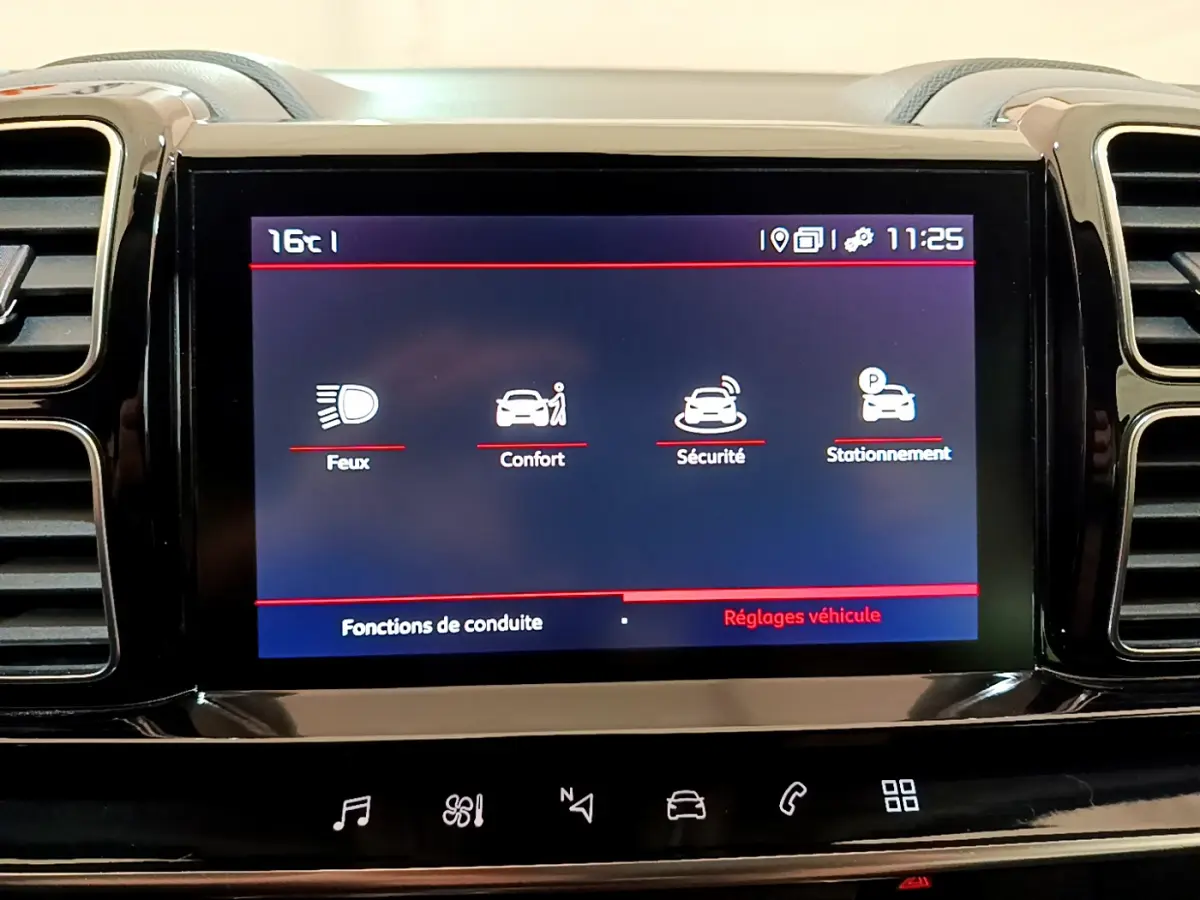 Écran tactile central du tableau de bord du Citroën C5 Aircross noir, affichant les options Feux, Confort, Sécurité et Stationnement.