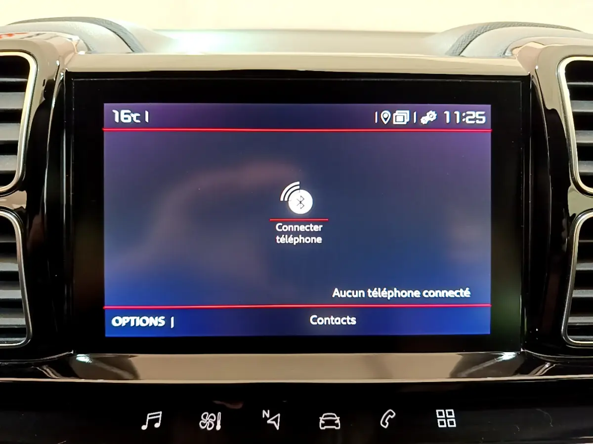 Écran tactile central affichant la connexion Bluetooth dans l'habitacle du Citroën C5 Aircross noir, vue de face.