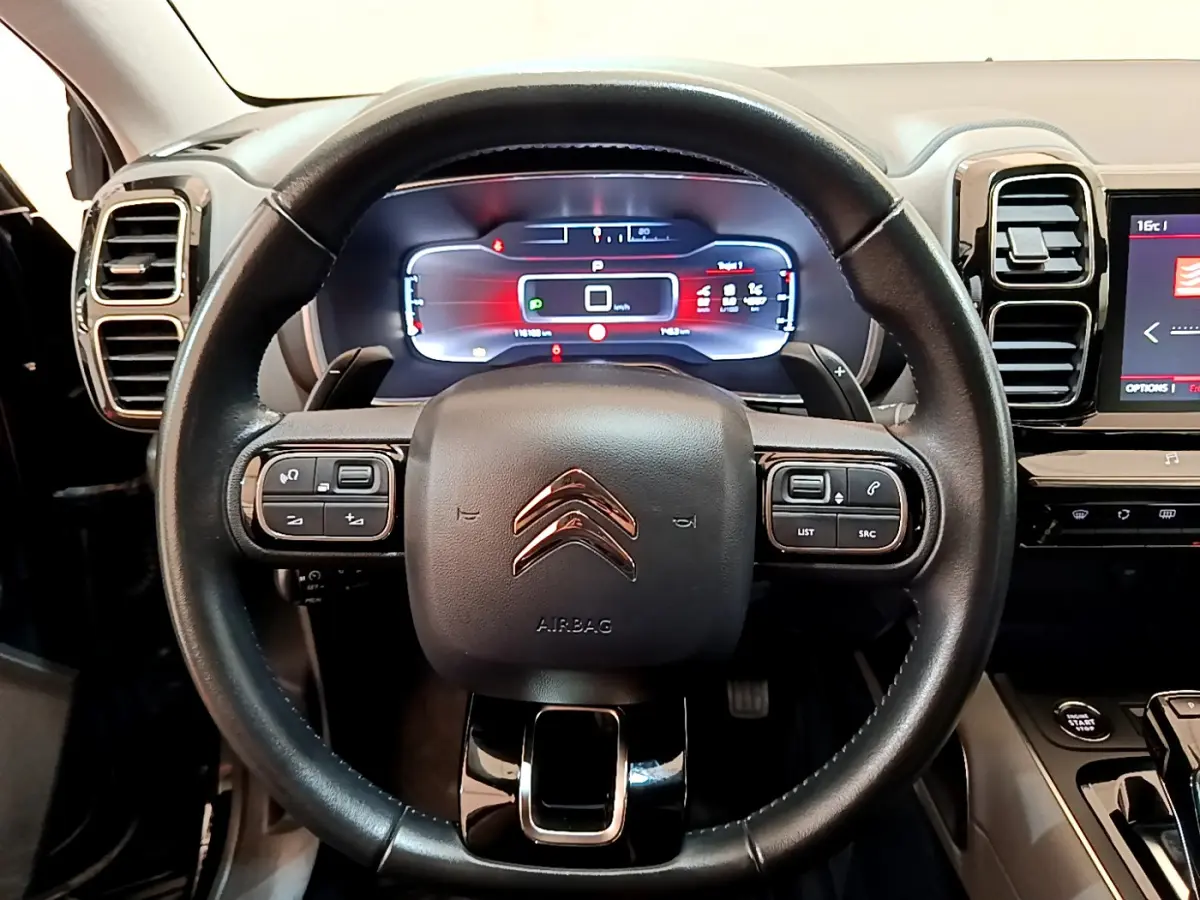 Vue frontale du volant cuir noir et du tableau de bord numérique du Citroën C5 Aircross 2020 avec écran tactile latéral.