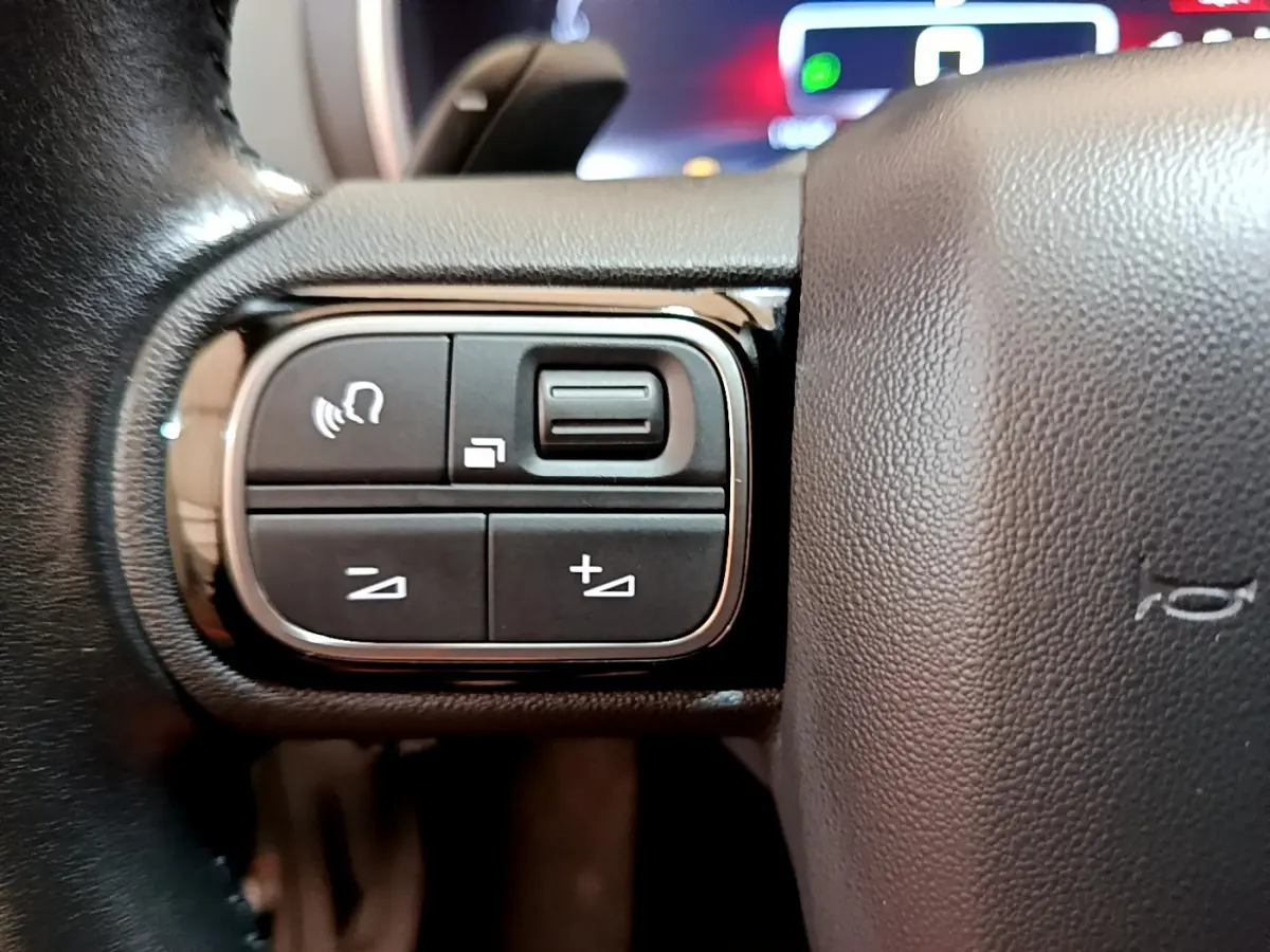 Gros plan sur les commandes du volant cuir noir du Citroën C5 Aircross 2020, version BlueHDi Feel.