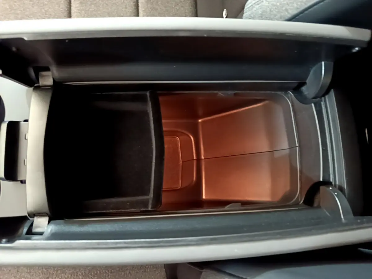 Vue en plongée du rangement réfrigéré noir dans l'accoudoir central du Citroën C5 Aircross 2020.