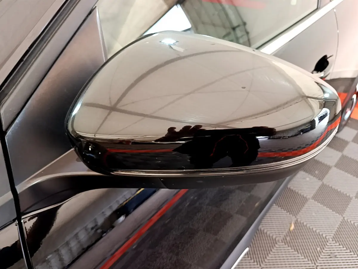 Rétroviseur côté gauche noir brillant du Citroën C5 Aircross 2020 avec reflet intérieur et poignée de porte visible.